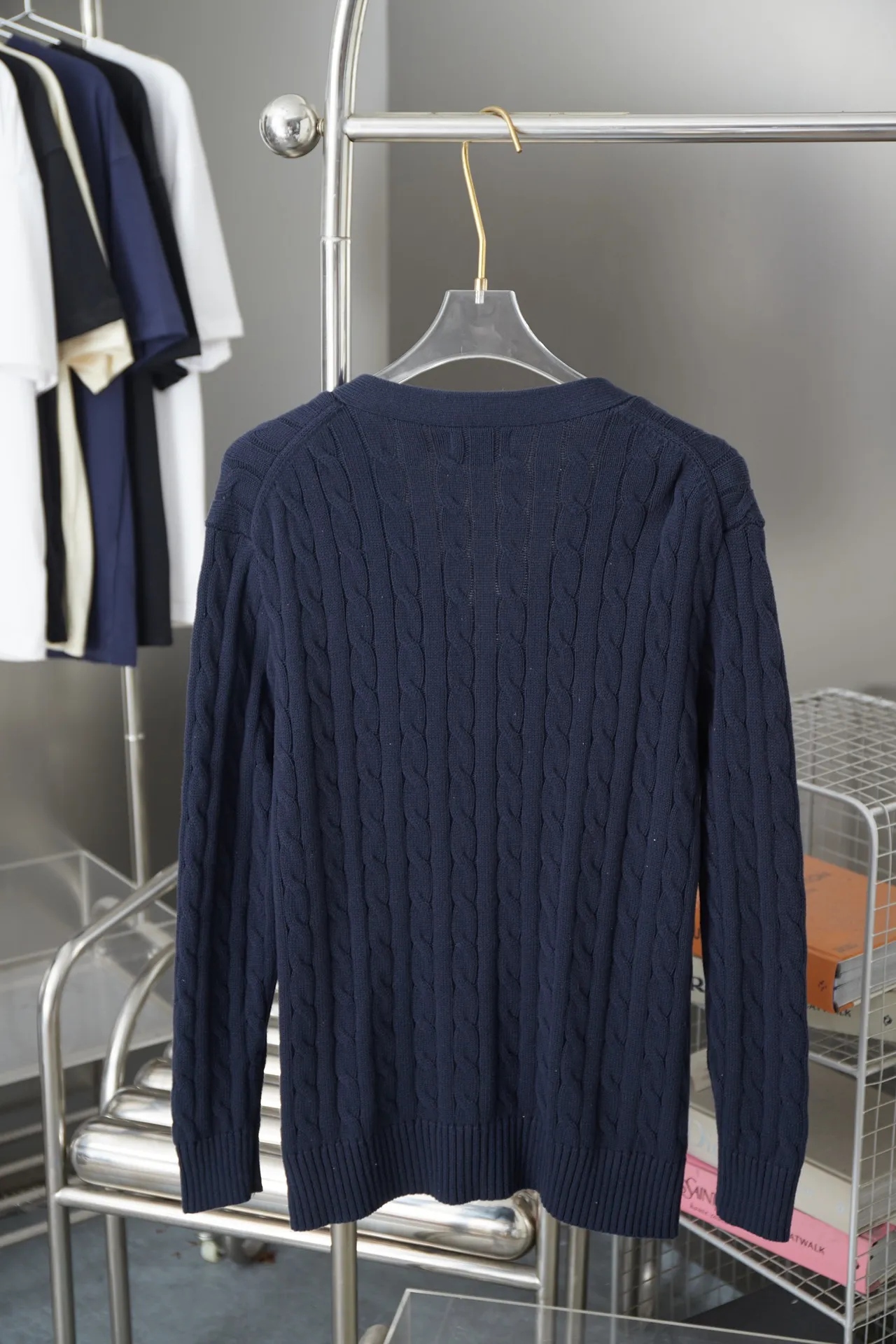 P250 POLO Paul Ralph Lauren 25FW new autumn and winter style classic war horse embroidered twist sweater, light luxury, a must-have item for daily commuting for men and women. Correct version. Welcome to compare. Detailed features · Made of 35% wool content yarn, 35% cashmere 30% synthetic fiber · Used German imported machine twist knitted cardigan · Open mold customization brand logo resin buttons · Imported Tajima machine embroidered classic war horse · Thread design on collar, cuffs and hem, windproof and comfortable · Original main mark, washed tag, moisture-proof paper packaging Color: black/khaki/grey Size: S M L XL